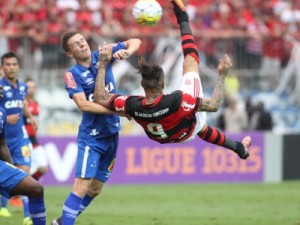 Flamengo vira no fim, coloca Cruzeiro no Z-4 e mantém 100% em Cariacica