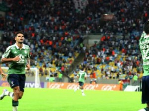 Fluminense bate Santos no Maracanã e retorna ao G4