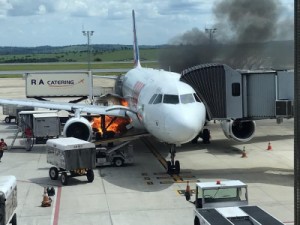 Fogo perto de avião causa susto no aeroporto de Confins