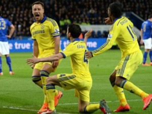 Fora de casa, Chelsea bate Leicester de virada e coloca mão na taça