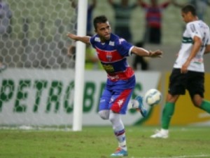 Fortaleza supera falhas e vaias, vence o Coritiba e abre vantagem