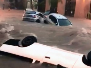 Forte chuva alaga ruas e avenidas em BH