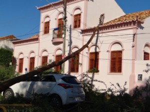 Forte ventania derruba árvore atingindo Pau da Bandeira de Santo Antônio, um carro e uma casa
