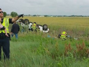 Foto de policial distraindo criança após acidente com os pais gera comoção na web
