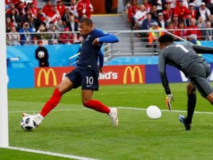 França vence, elimina a seleção peruana e se classifica para as oitavas da Copa