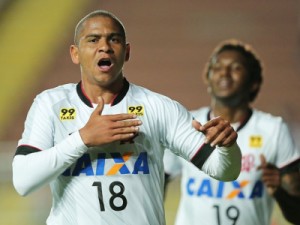Furacão faz dois no Joinville e leva vantagem para o segundo jogo