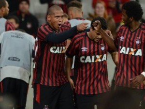 Furacão supera eliminação e vence embalado Inter na estreia da Série A