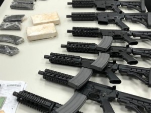 Fuzis apreendidos em aeroporto no RJ iriam para a favela, diz PF