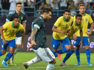 Gabriel Jesus perde pênalti, Messi marca e a Argentina derrota o Brasil