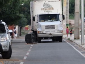 Galeria sem tampa coloca veículos em perigo na Avenida Silton Luna