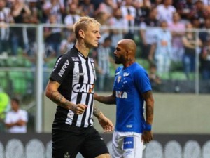 Galo bate o Cruzeiro no clássico mineiro e assume a liderança do Brasileirão