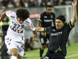 Galo segura pressão do Colo-Colo, volta com um ponto e continua líder