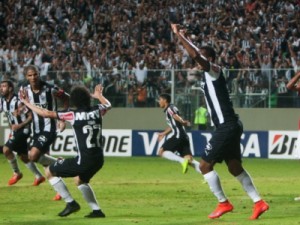 Galo toma susto, mas arranca empate com o Inter no apagar das luzes