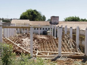 Galpão em construção em escola pública desaba e fere operários