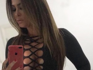 Geisy Arruda ousa no decote e deixa internautas babando