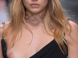 Gigi Hadid deixa seio à mostra durante desfile