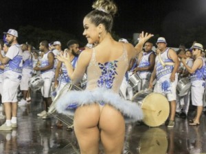 Gil Jung mostra bumbum perfeito durante ensaio de escola de samba