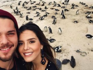 Giovanna Lancelotti e o namorado posam em praia da África do Sul com pinguins