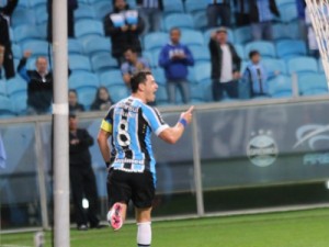 Giuliano brilha, Grêmio vence o Avaí e se mantém vivo na briga pelo título