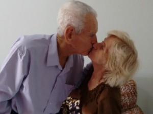 Goianos de 94 e 78 anos se casam após noivado no 1º encontro