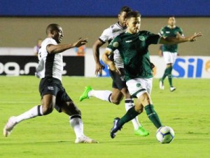 Goiás nos acréscimos vence o Ceará no Serra Dourada