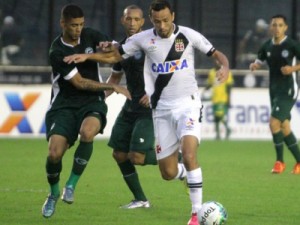 Gol de Andrezinho garante vitória do líder Vasco sobre Goiás na Colina