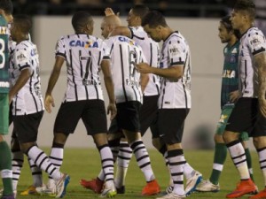 Gol sem querer garante vitória e alívio ao Corinthians no interior