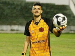 Goleiro brasileiro morre após ser atropelado por ônibus em Recife