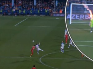 Goleiro da Rússia é atingido por sinalizador em jogo contra Montenegro