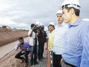 Governador Camilo Santana e ministro Hélder Barbalho visitam obras da transposição