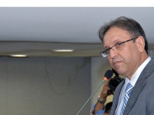 Governador de Tocantins tem mandato cassado por caixa dois nas eleições de 2014