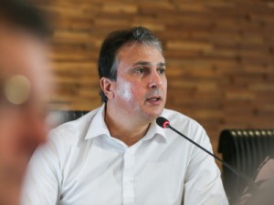 Governador diz que convocará todos os aprovados em concursos públicos do Ceará