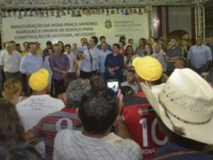 Governador entrega praça e assina ordem de serviço para adutora em Cedro