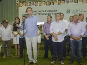 Governador inaugura escola de ensino médio em comunidade rural de Assaré