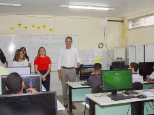 Governador sanciona lei que beneficia professores com o Piso Nacional do Magistério