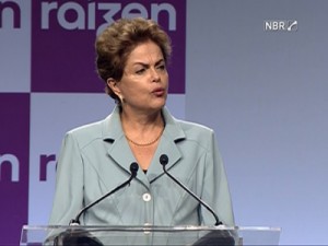 Governo busca reequilibrar contas para recuperar economia, diz Dilma