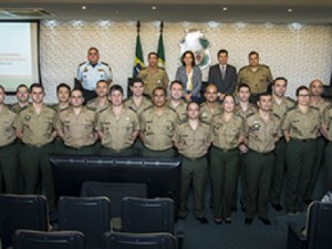 Governo do Ceará apresenta atuação do Estado a alunos de escola do Exército Brasileiro