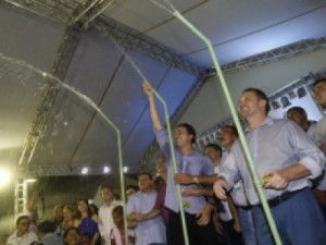 Governo do Estado entrega adutora em Cedro