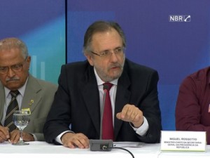 Governo edita MP que reduz jornada de funcionários de empresas em crise