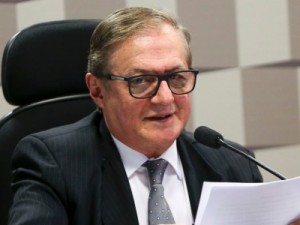 Governo estuda nomes para substituir líder na Câmara