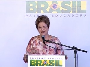 Governo não vai parar nem diminuir o Bolsa Família, diz Dilma no DF