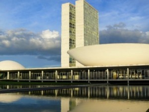 Governo publica decreto que autoriza uso das Forças Armadas para liberar rodovias