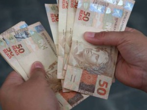 Governo reduz previsão e passa a estimar salário mínimo abaixo de R$ 1 mil em 2019