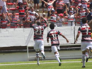 Grafite dá show, Santa goleia Vitória e começa bem na elite do Brasileirão