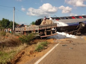 Grave acidente mata cinco romeiros e deixa 25 feridos em Campos Sales