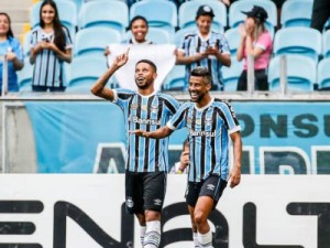 Grêmio aplaca a crise, goleia o São Luiz e pega o Inter na final do Gauchão
