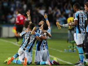 Grêmio aproveita contra-ataque, bate o Coxa e larga com vantagem