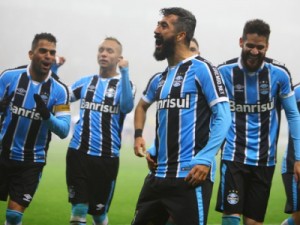 Grêmio vence, fica a um ponto de líderes e afunda Cruzeiro na lanterna