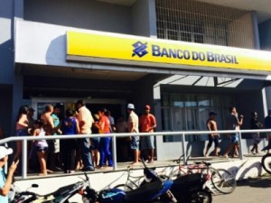 Grupo armado assalta banco e faz reféns no interior do Ceará