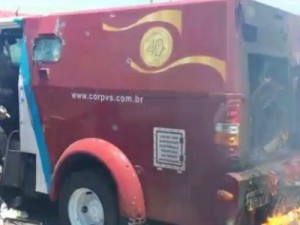 Grupo armado com fuzis ataca carro-forte e rouba dinheiro no Ceará